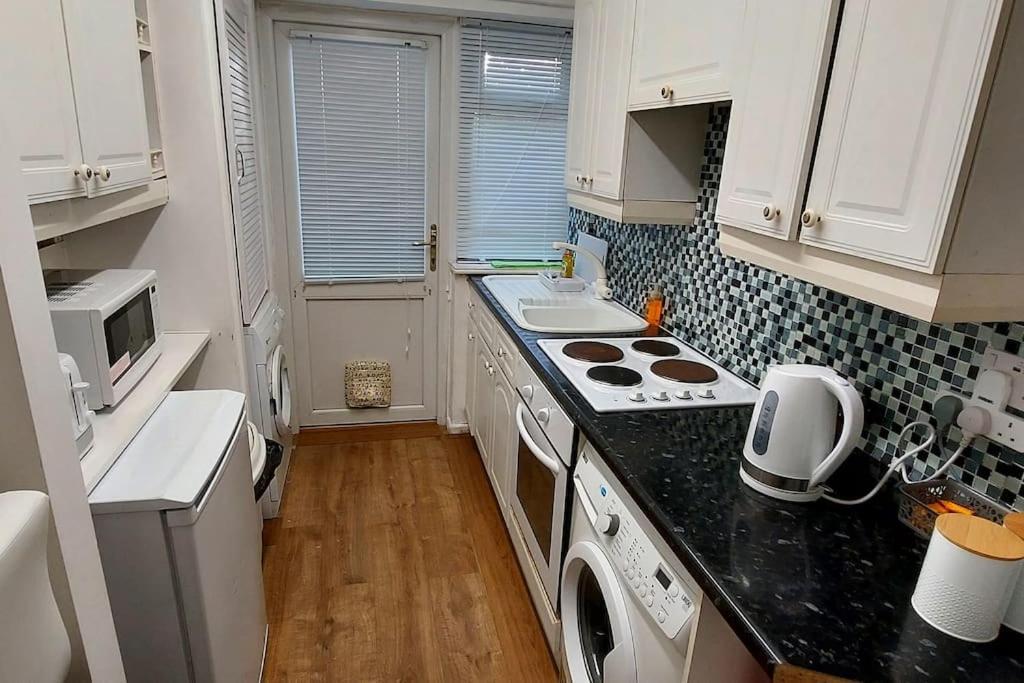 Maisonette With Patio 1 Double Bed Urmston Ngoại thất bức ảnh