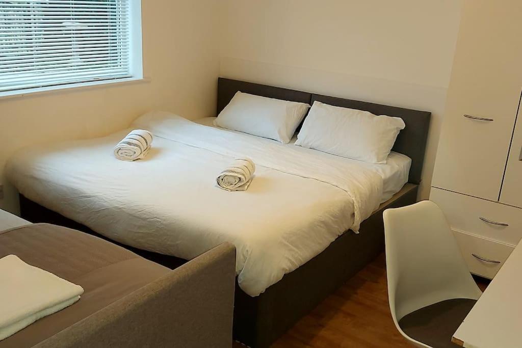 Maisonette With Patio 1 Double Bed Urmston Ngoại thất bức ảnh