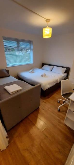 Maisonette With Patio 1 Double Bed Urmston Ngoại thất bức ảnh